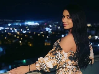 SelenaVelvet Black Hair webcam from Romania